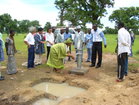 ���m���A�x�@�������̐l������